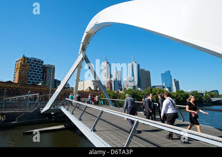 Passerelle piétons traversant Evan Walker à Southbank à travers la rivière Yarra, dans le centre de Melbourne, Australie Banque D'Images