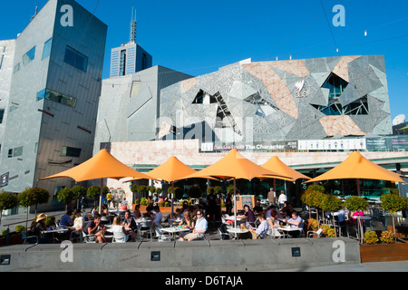 Avis de bars et des personnes à la place de la Fédération dans le centre de Melbourne, Australie Banque D'Images