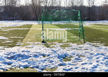 Mauvais état du sport match au terrain de soccer extérieur en basse saison Banque D'Images