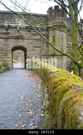 Aqueduc ornée sur la rivière Wharfe près de Bolton Abbey sur le Dales Way Sentier de Wharfedale West Yorkshire Banque D'Images