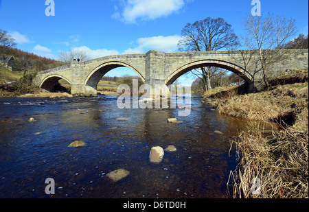 Aqueduc ornée sur la rivière Wharfe près de Bolton Abbey sur le Dales Way Sentier de Wharfedale West Yorkshire Banque D'Images