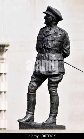 Londres, Angleterre, Royaume-Uni. Statue (1994 ; Ivor Roberts-Jones) du vicomte Alanbrooke (Alan Francis Brooks ; 1883-1963) dans Whitehall Banque D'Images