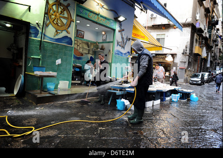 Les poissonniers shop à Naples, en Italie. Photo par Paul Heyes, samedi 30 mars 2013. Banque D'Images