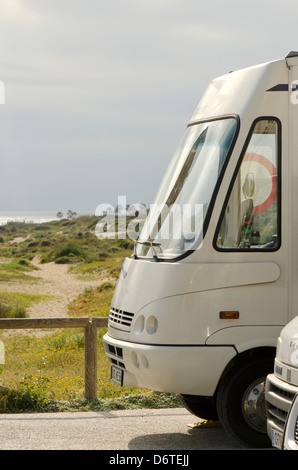 Avant d'un camping-car stationné près de la plage en Espagne Banque D'Images