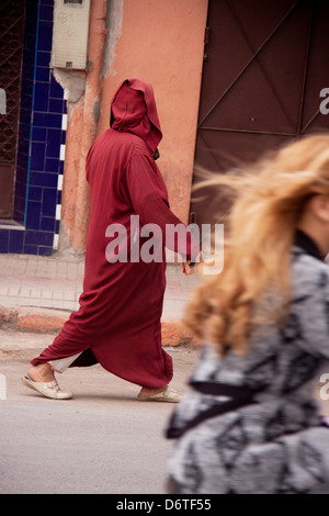 East v. West - les gens marchent dans la rue marocaine Banque D'Images