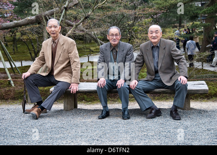 Trois hommes japonais âgés dans un parc à Tokyo, au Japon Banque D'Images