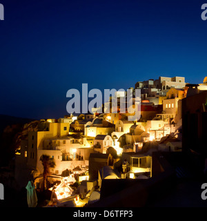 Belle nuit lumières de village d'Oia, Santorin, Grèce voir Banque D'Images