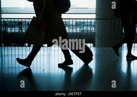 Abstract aéroport et silhouette de personne marche avec assurance Banque D'Images