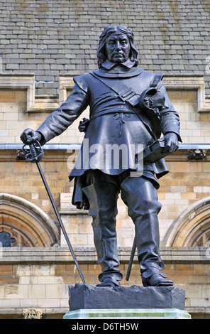 Londres, Angleterre, Royaume-Uni. Statue (1899) d'Oliver Cromwell (1599-1658) en face du Parlement Banque D'Images