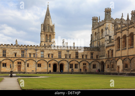 Les bâtiments de l'université autour du grand carré ou Tom quad dans le Christ Church College, Oxford, Oxfordshire, England, UK, Grande-Bretagne Banque D'Images