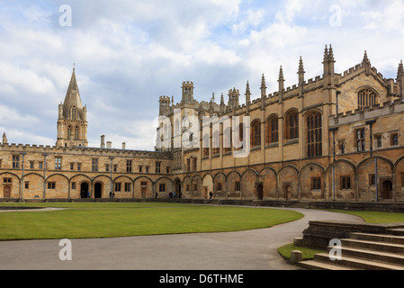 Cathédrale et les bâtiments de l'université autour du grand carré ou Tom Quad à Christ Church College Oxford Oxfordshire England UK Banque D'Images