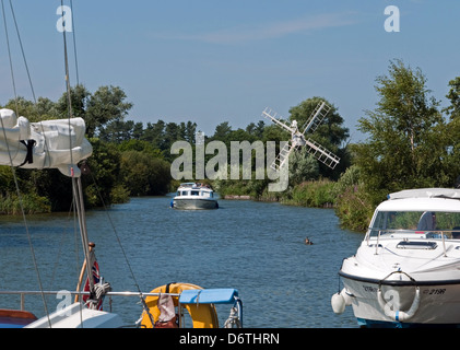 Ant sur la rivière les Norfolk Broads Comment Hill, Norfolk, Angleterre Banque D'Images