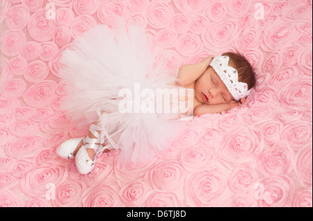 Newborn Baby Girl wearing a White Ballerina Tutu Banque D'Images