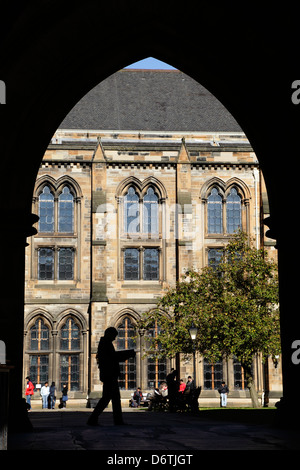 Vue à travers une arche menant à l'East Quadrangle sur le campus Gilmorehill de l'Université de Glasgow, Glasgow, Écosse, Royaume-Uni Banque D'Images