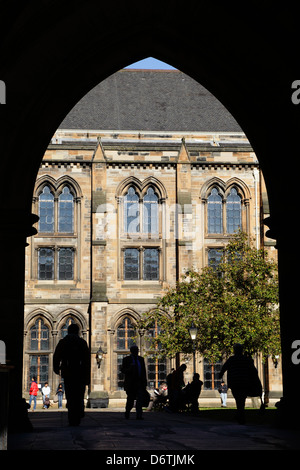 Vue à travers une arche menant à l'East Quadrangle sur le campus Gilmorehill de l'Université de Glasgow, Glasgow, Écosse, Royaume-Uni Banque D'Images