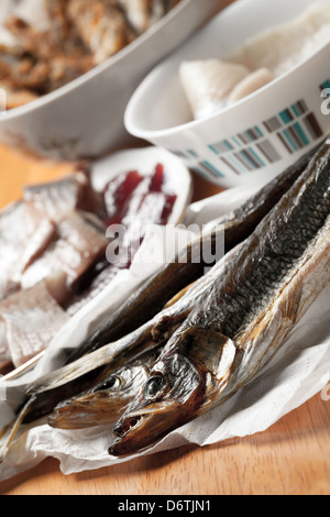 Assortiment de poissons sur table en bois. L'éperlan et le poisson salé filets de hareng Banque D'Images