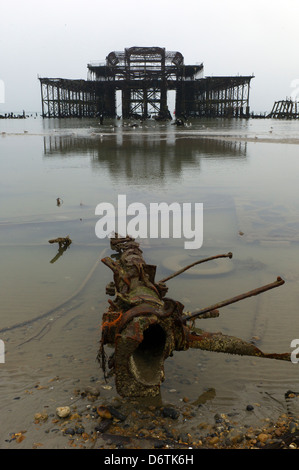 En partie submergé les débris d'abandonné West Pier, Brighton, Royaume-Uni Banque D'Images