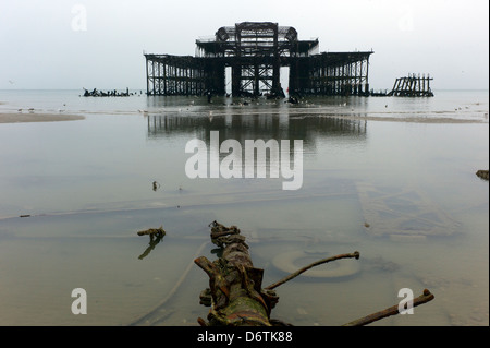 En partie submergé les débris d'abandonné West Pier, Brighton, Royaume-Uni Banque D'Images