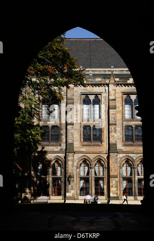 Vue à travers une arche menant à l'East Quadrangle sur le campus Gilmorehill de l'Université de Glasgow, Glasgow, Écosse, Royaume-Uni Banque D'Images