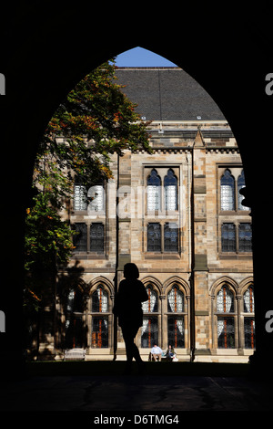 Vue à travers une arche menant à l'East Quadrangle sur le campus Gilmorehill de l'Université de Glasgow, Glasgow, Écosse, Royaume-Uni Banque D'Images