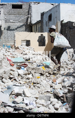 L'homme cherchant à travers les décombres, janvier 2010) dégâts causés par le tremblement de terre, le centre-ville, Port-au-Prince, Haïti, Caraïbes Banque D'Images