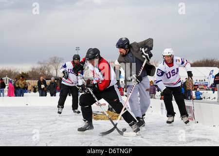 Les équipes s'affrontent dans les Championnats mondiaux de hockey sur glace sur le lac Nokomis le 19 janvier 2013 à Minneapolis, Minnesota. Banque D'Images