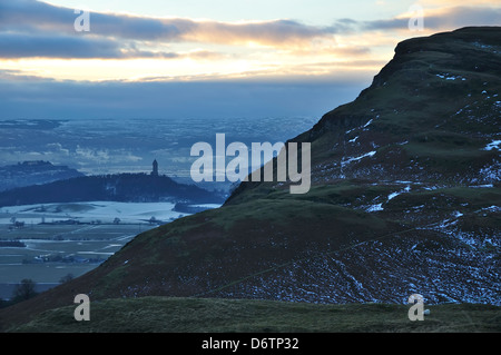 Wallace Monument et Dumyat hill un jour froid en hiver Banque D'Images
