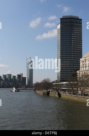 Millbank Tower et St George Wharf Tower Londres UK Avril 2013 Banque D'Images