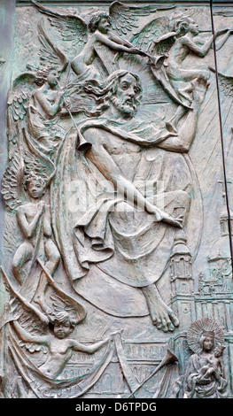 MADRID - 10 mars : Détail de Jésus à partir de la porte de bronze moderne de la cathédrale Almudena par artiste Consuelo Perea Banque D'Images