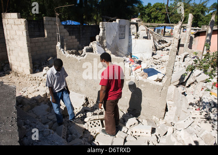 L'homme local à l'endroit sa fille est morte, les dommages à l'épicentre du séisme de janvier 2010, LÉOGÂNE, Haïti, Caraïbes Banque D'Images