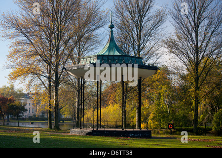 Kiosque dans le Regent's Park avec feuillage de l'automne sur les arbres derrière Londres Angleterre Royaume-uni Banque D'Images