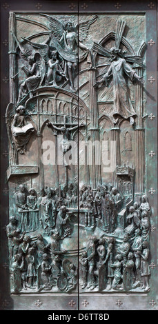 MADRID - 10 mars : bronze moderne porte de la cathédrale Almudena par artiste Consuelo Perea - Façade de Balien Banque D'Images