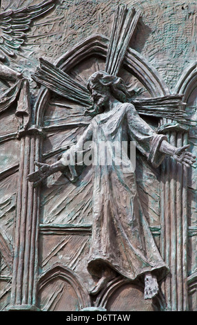 MADRID - 10 mars : Détail de Jésus à partir de la porte de bronze moderne de la cathédrale Almudena par artiste Consuelo Perea Banque D'Images