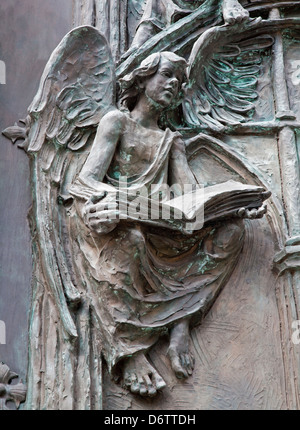 MADRID - 10 mars : Détail de l'ange de bronze moderne porte de la cathédrale Almudena par artiste Consuelo Perea Banque D'Images