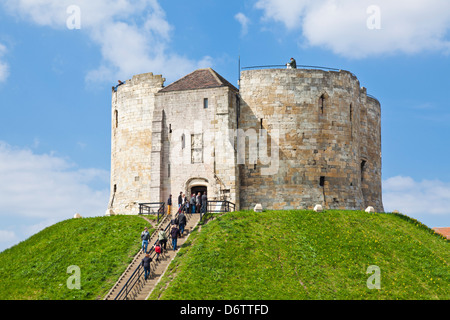 Clifford's Tower l'ancien donjon de York château ville de York North Yorkshire Angleterre Royaume-Uni GB Europe Banque D'Images