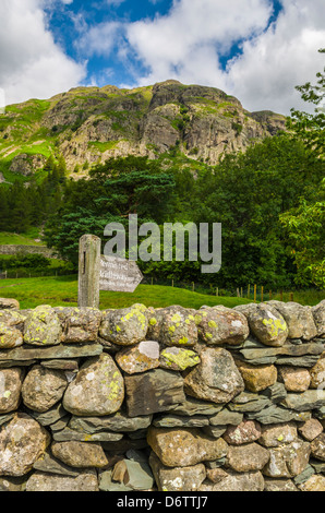 Bridleway signer au pied de Langdale est tombé dans le Parc National du Lake District, Cumbria, Angleterre. Banque D'Images