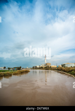 La rivière Yarkon et lecture Power Station par temps orageux - Tel Aviv Banque D'Images