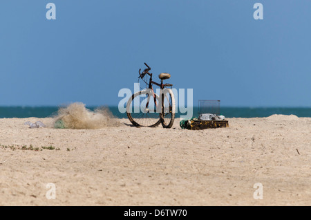Vtt laissé par un pêcheur de Kotu beach Gambie Banque D'Images
