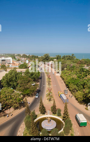 Autoroute à Serrekunda veiwed de Arch 22 Banjul Gambie Afrique de l'ouest Banque D'Images