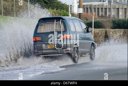 Voiture roulant dans une profonde flaque. Banque D'Images