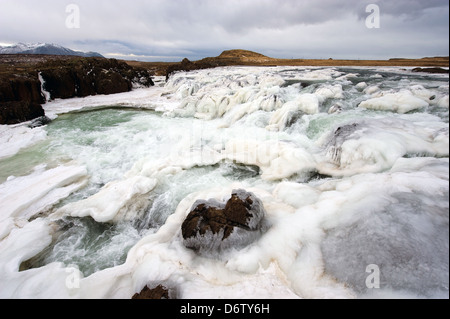 Une cascade gelée dans un fleuve sauvage de l'Islande en hiver Banque D'Images