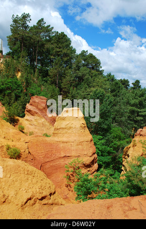 L'ocre à pied avec les falaises rouges de Roussillon village, Provence, France Banque D'Images