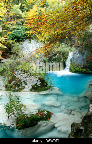 En automne, la rivière Urederra Parc Naturel d''Urbasa, Navarre, Espagne Banque D'Images