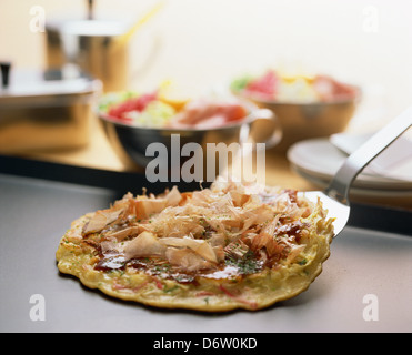 Crêpes okonomiyaki de style japonais Banque D'Images