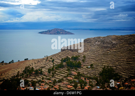 Les arcades en pierre et terrasses Inca sur l'Île Amantani, Lac Titicaca, Pérou Banque D'Images