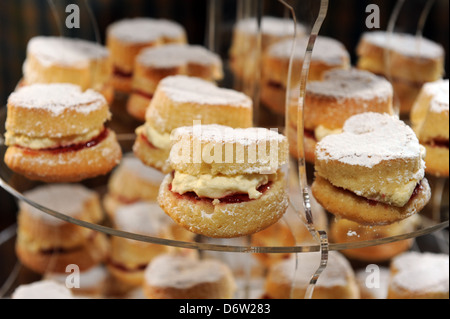 Mini Victoria sponge cakes remplis de crème et de confiture, pour un gâteau de mariage. Banque D'Images