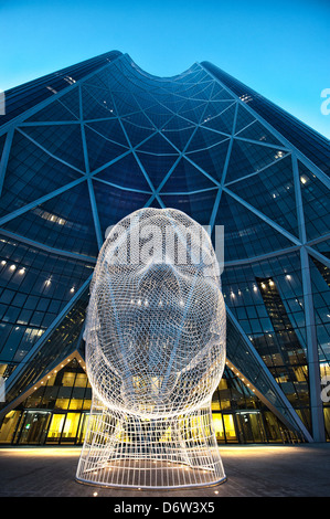 Bâtiment Bow dans le centre-ville de Calgary avec la tête de fil sculpture intitulée Wonderland installée à l'entrée Banque D'Images