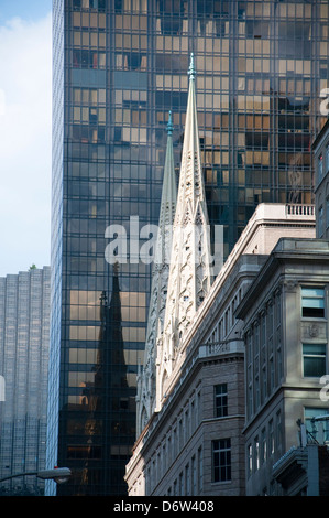 La Cathédrale St Patrick à côté d'un bâtiment moderne sur la Cinquième Avenue à New York City, USA Banque D'Images