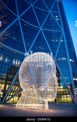 Bâtiment Bow dans le centre-ville de Calgary avec la tête de fil sculpture intitulée Wonderland installée à l'entrée Banque D'Images