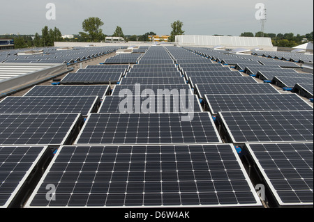 Berlin, Allemagne, toit de Berlin, dans le grand marché avec de nouveaux panneaux solaires Banque D'Images